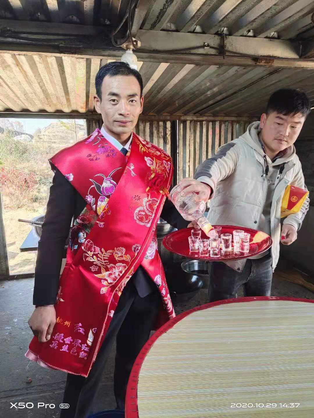 甘肃省花池县桥河乡小山村  新郎快乐一生